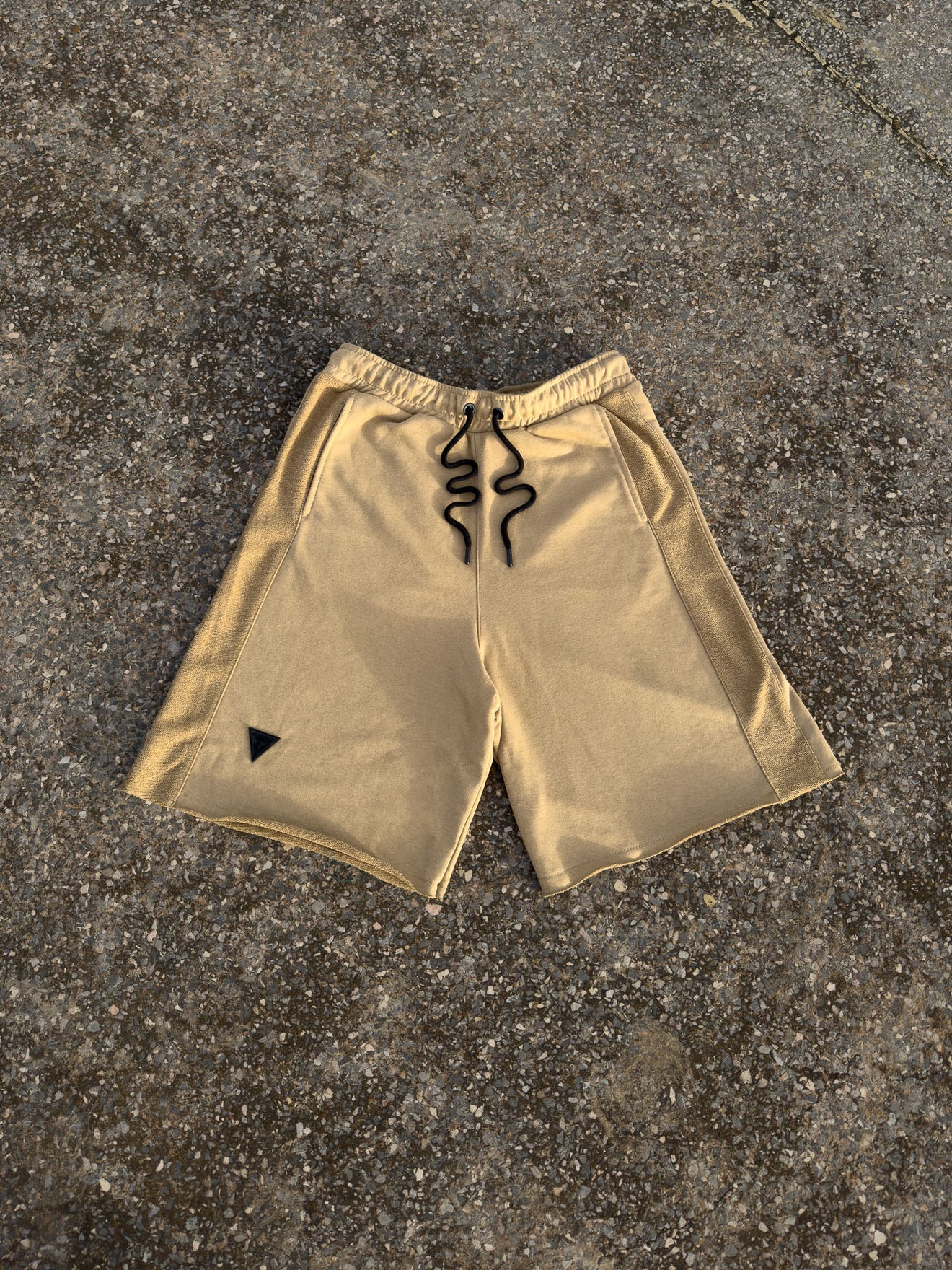 Shorts MagicBee com logo lateral - preto