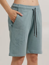 MagicBee Originals Shorts mit geprägtem Logo - Hellblau