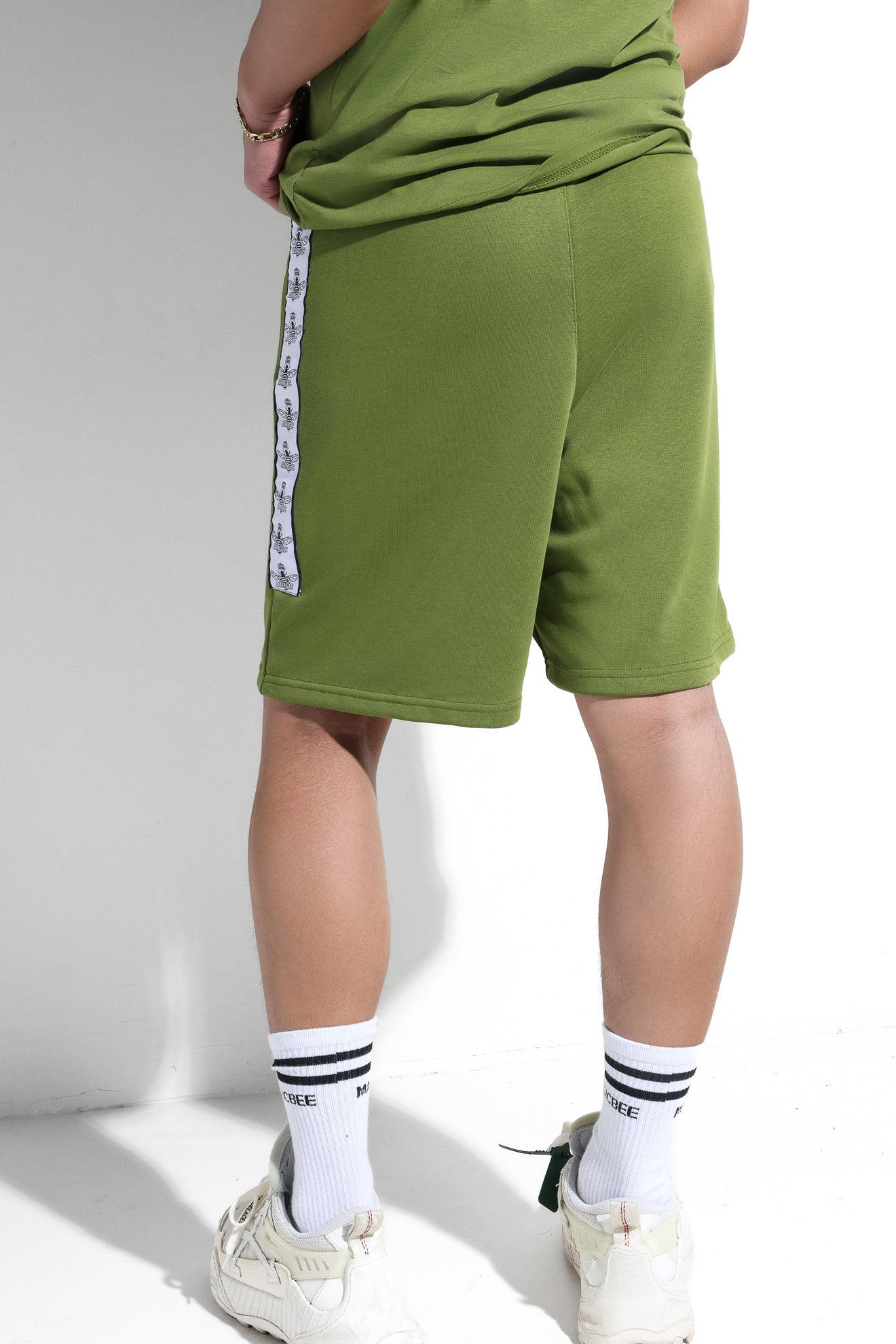 Shorts MagicBee com logo lateral - preto