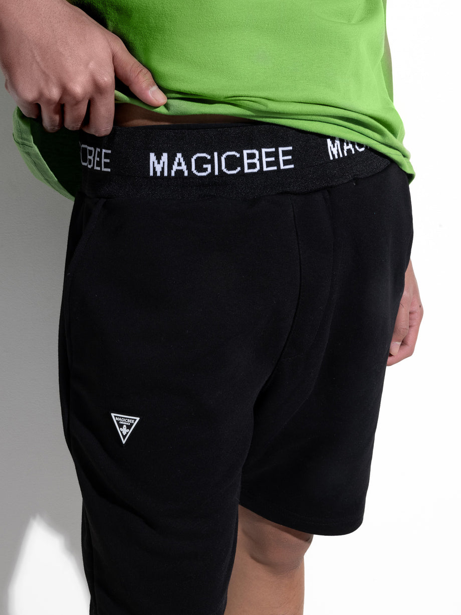 Shorts MagicBee com logo lateral - preto