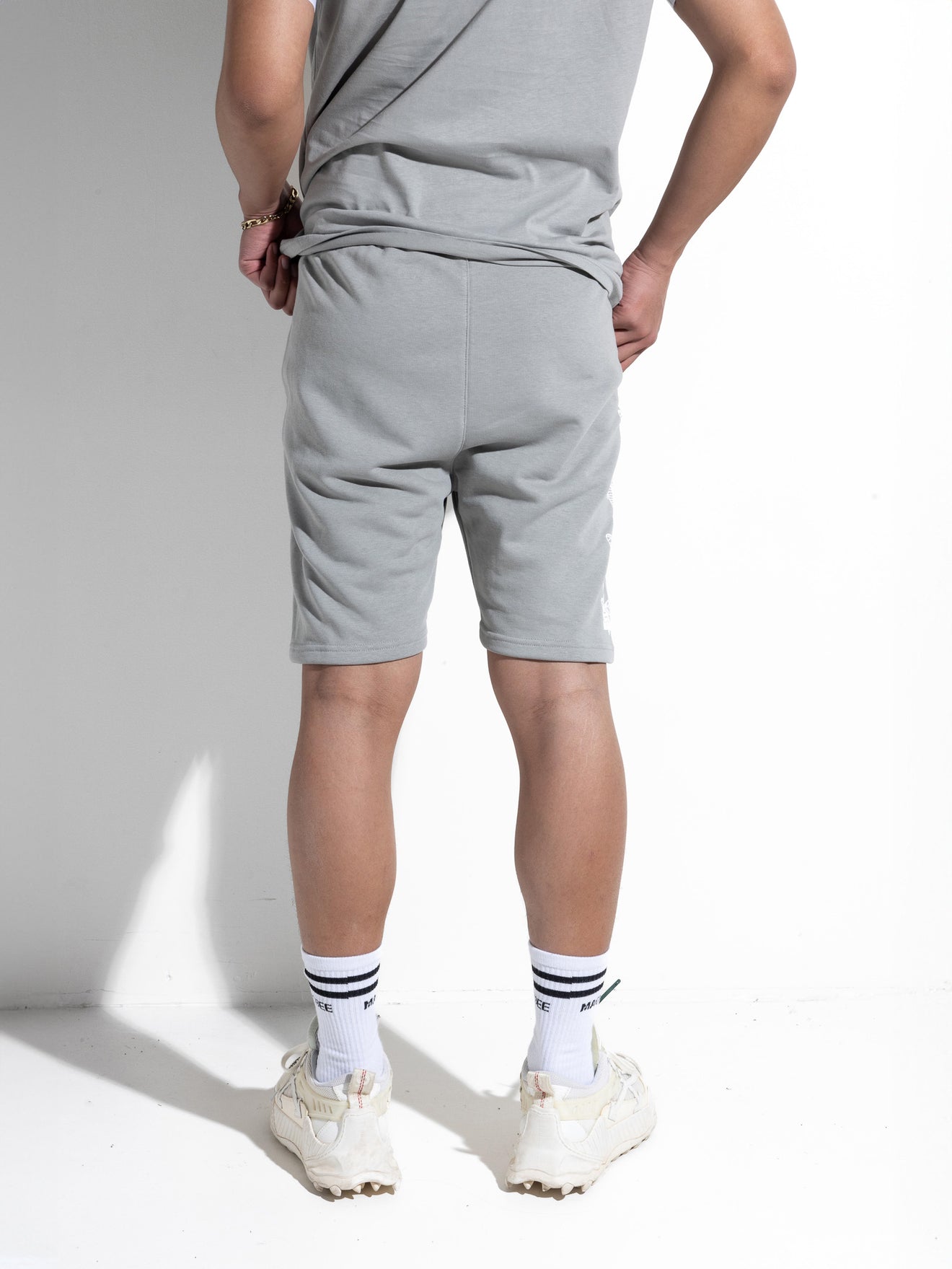 Shorts MagicBee com logo lateral - preto