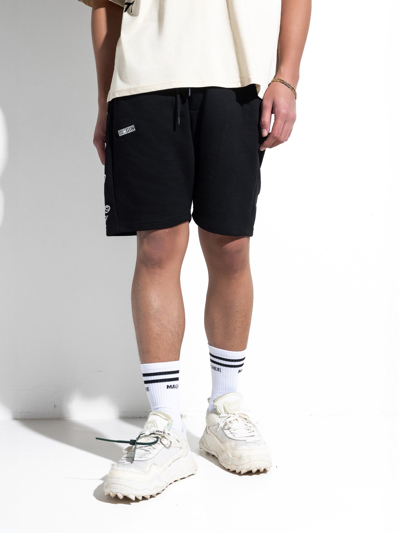 Shorts MagicBee com logo lateral - preto