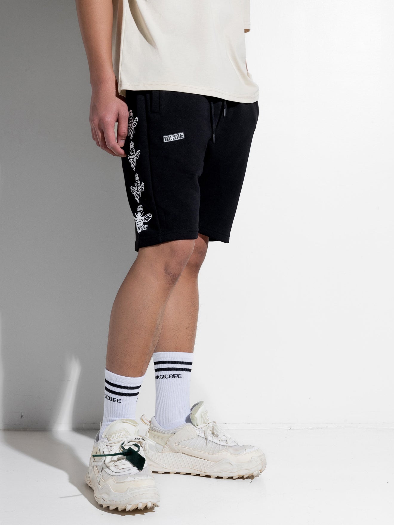 Shorts MagicBee com logo lateral - preto