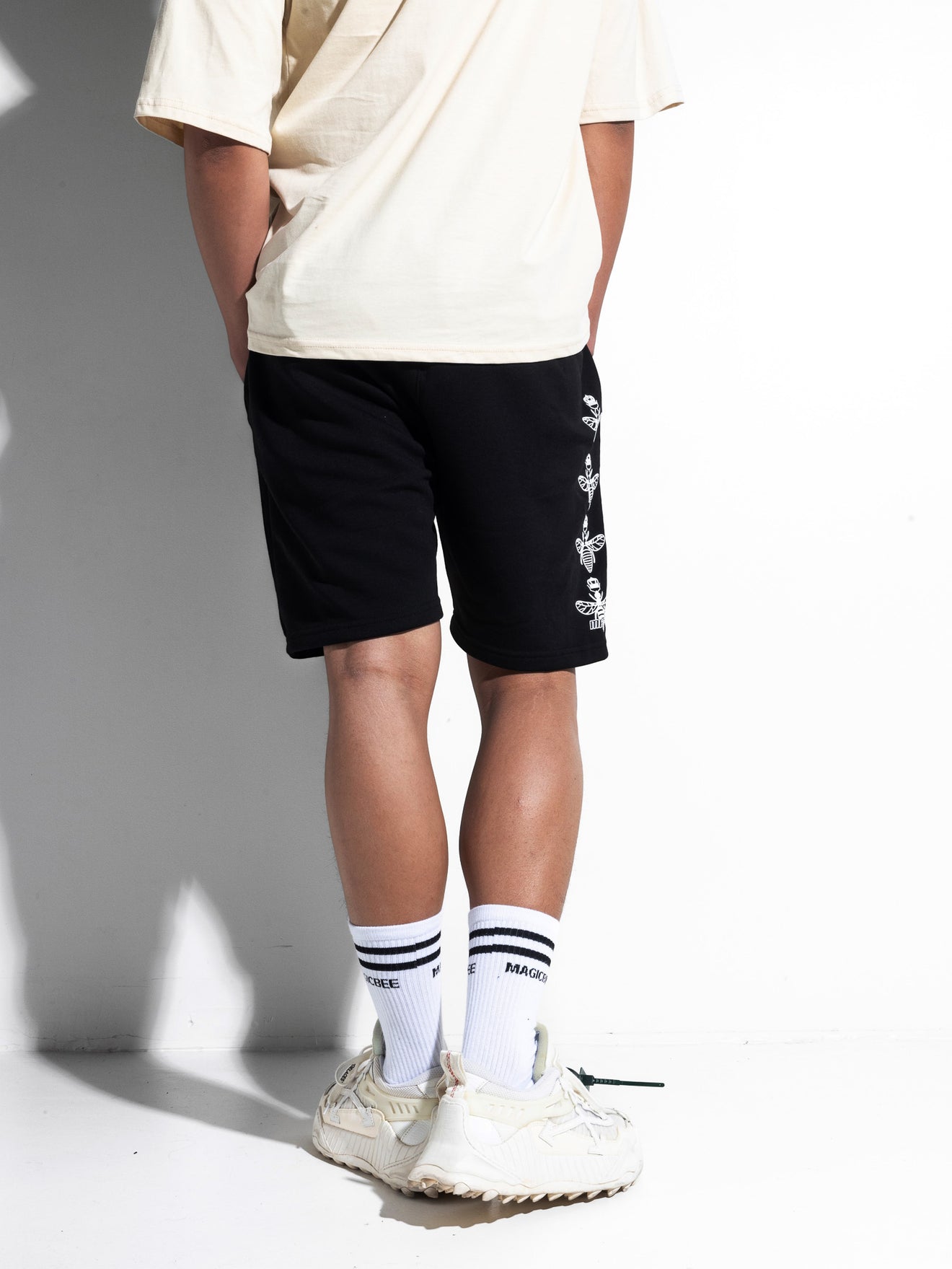 Shorts MagicBee com logo lateral - preto